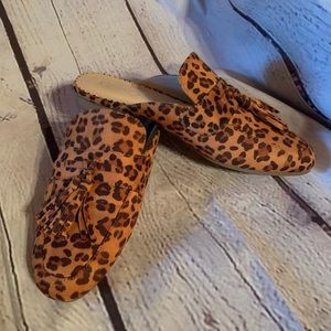 Refresh leopard closed toe mule size 6